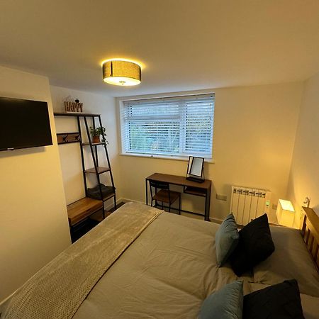Modern 1 Bed Apartment With Car Parking Bitton 外观 照片