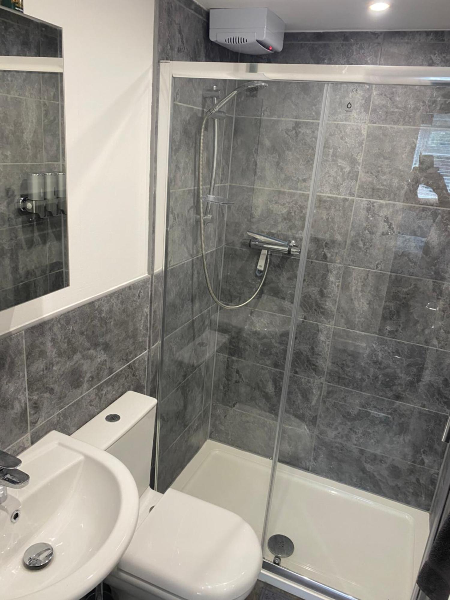 Modern 1 Bed Apartment With Car Parking Bitton 外观 照片